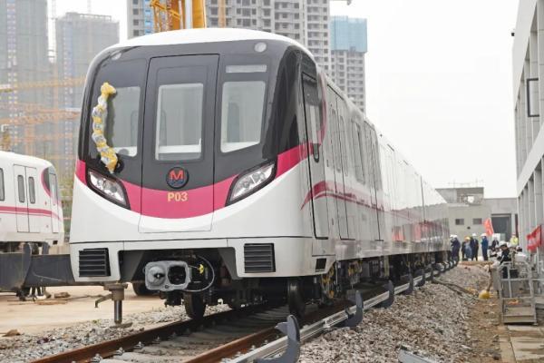 武汉地铁16号线首列地铁列车 成功完成吊装 其颜色确定"芙蓉红"