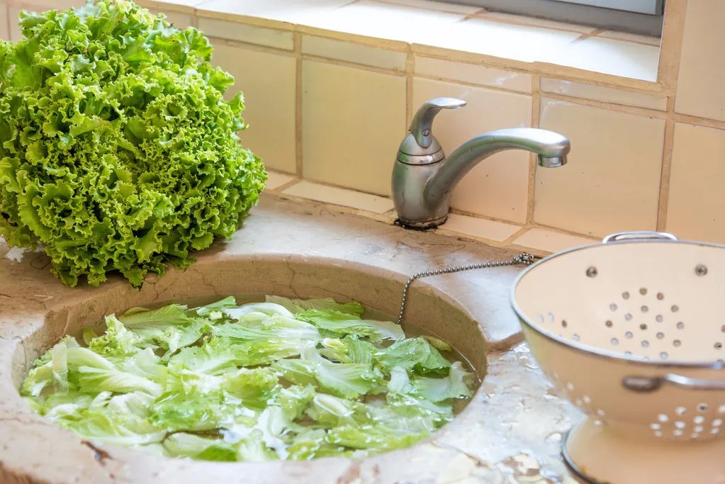 如果在水中浸泡时间过长,那么溶解在水中的部分农药反而会被蔬菜重新