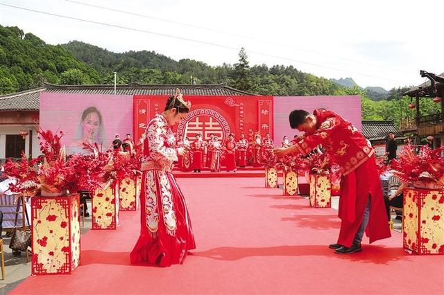兰州铁路局30对新人举办中式集体婚礼