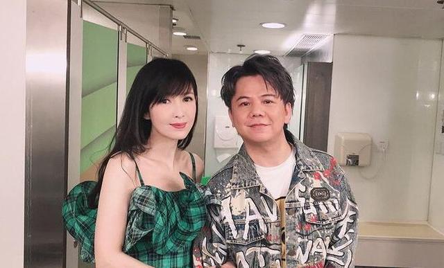 周慧敏穿绿色格子吊带裙与好友合影 皮肤水嫩白皙