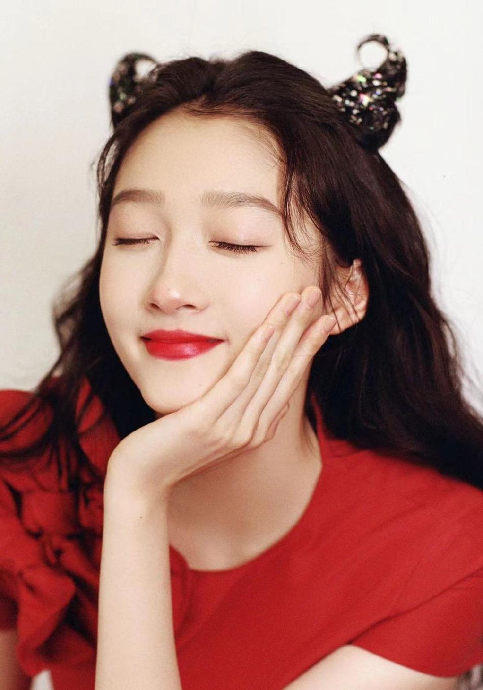 关晓彤牛角辫造型 甜美俏皮