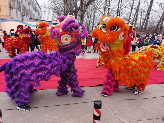 开学首日郑州市大河路中心小学敲锣打鼓舞狮迎接学生入学