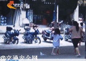 「超级宝妈」每天约有50名儿童死于交通事故，一个动作决定孩子生死