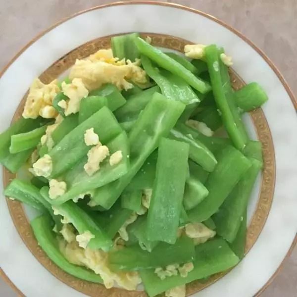 禁忌人群:虽然蛇瓜炒鸡蛋的保健价值很高,但是体质虚寒的人要少吃.