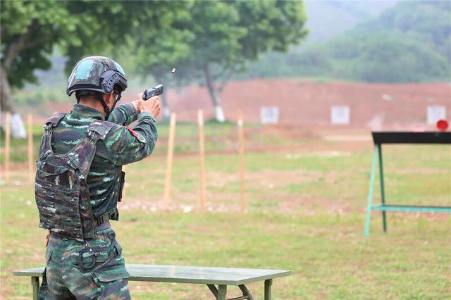 多种武器射击训练中,特战队员使用手枪命中目标.