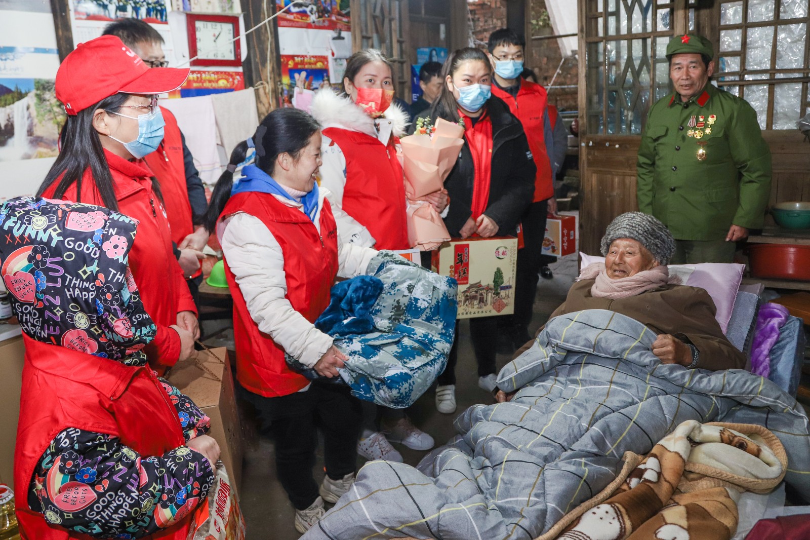 冬日送棉服 暖身更暖心——浙江慈溪志愿者在路上