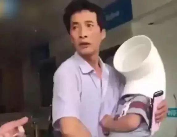 【光明网】心疼！3岁女娃，手掌卷入跑步机……“熊孩子”的花样被卡