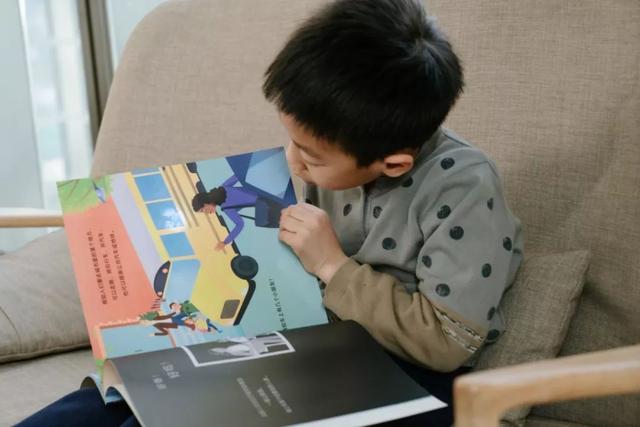 「你的育儿经」亲子科学实验：做个“不插电”手电筒，在家带娃探索海底世界！