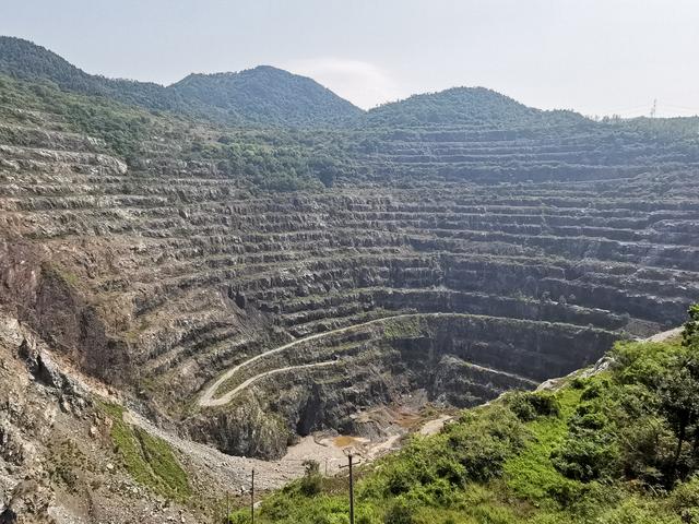 黄石国家矿山公园中的大冶铁矿天坑 本报记者柳洁摄