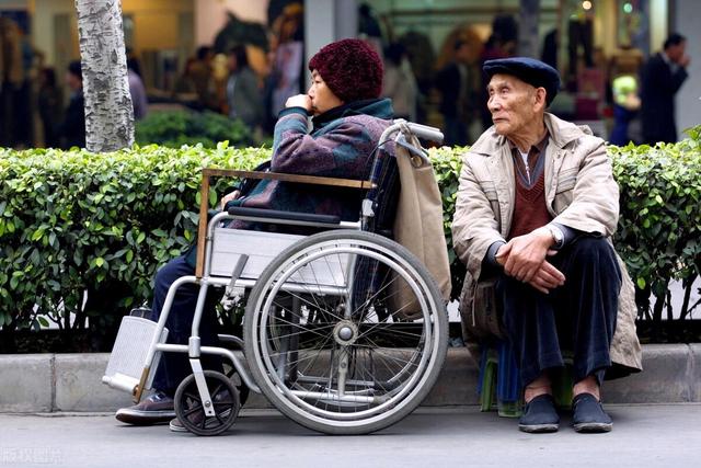 专家建议:积极应对老龄化挑战 着力避开低生育率陷阱