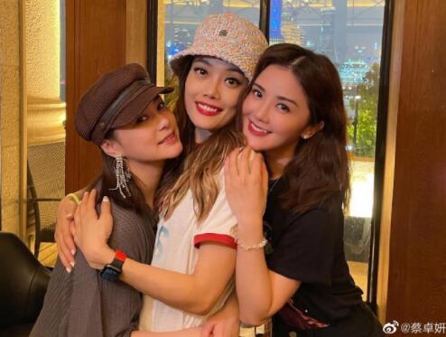twins容祖儿霍汶希聚会 露台合影亲密相拥