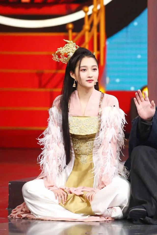 关晓彤真是人间绝色!换上一袭红衣古装长裙,美艳到让人过目难忘