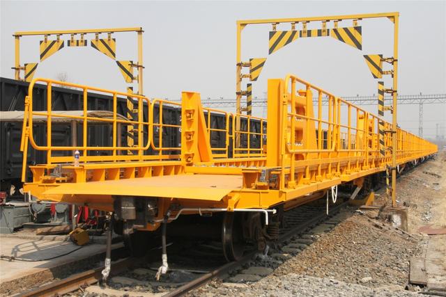 我国首次出口的长钢轨列车出厂发运