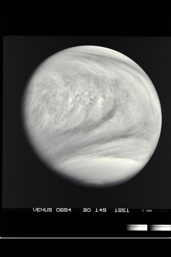 天文图片精选:土卫二向外喷射羽状冰屑