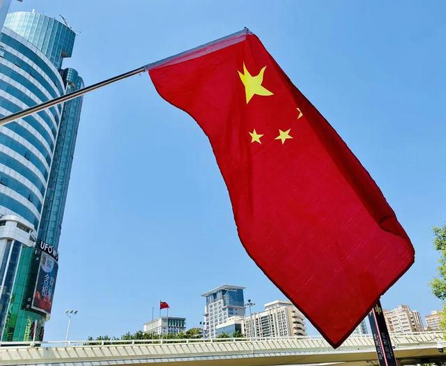 国旗高悬,街头满是中国红.