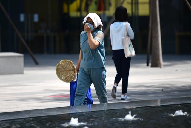 今日高温下的北京,市民各种花式避暑