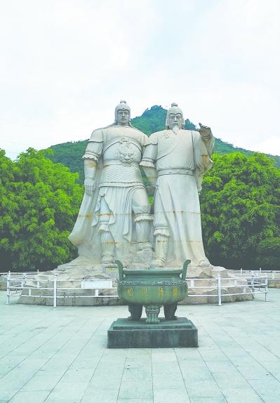 城西3公里处的将军山东麓,是唐代开漳归德将军陈政及夫人司空氏合葬墓