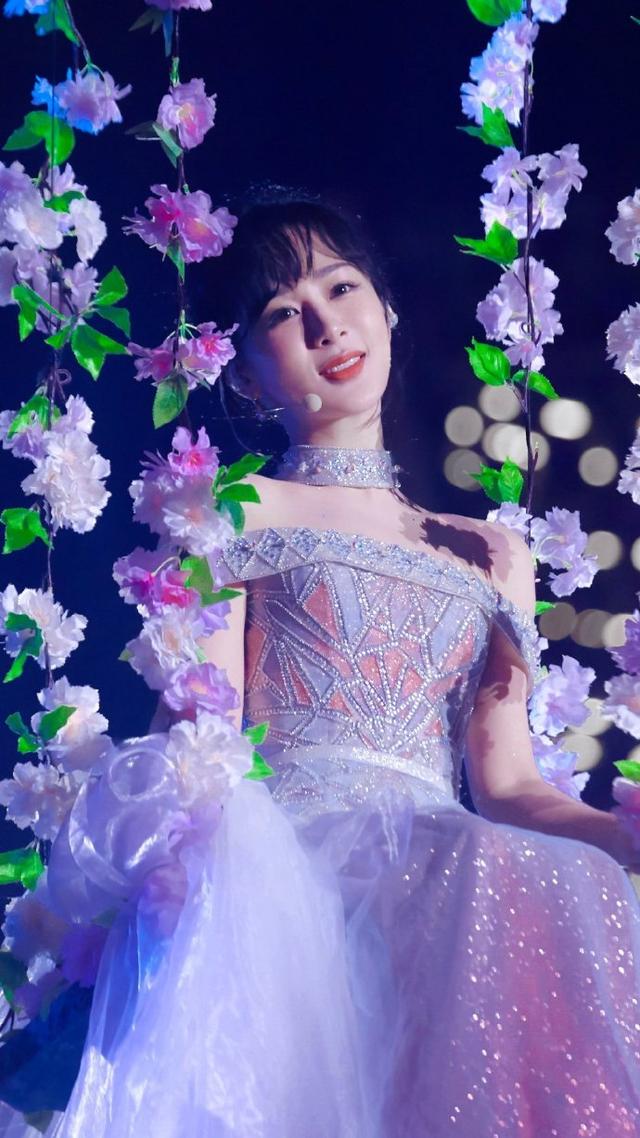 杨紫穿蓝色纱裙图片图片