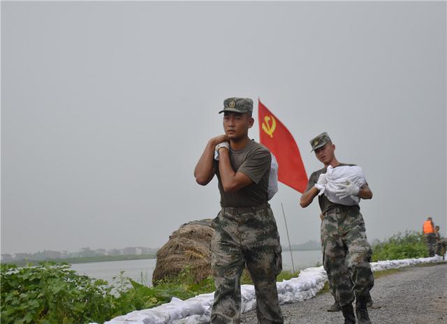 连云港军人家庭传佳话:抢险救灾现男儿本色 三代从军守卫国初心