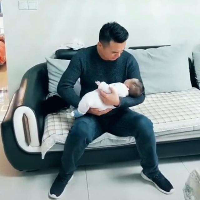 [你的育儿经]全家总动员哄娃入睡，引发网友异议：多数的毛病都这么被惯出来的