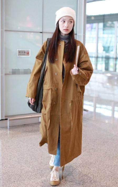 『时尚探究社』倪妮近期可真潇洒,一袭棕色大衣包裹全身,霸气且不失