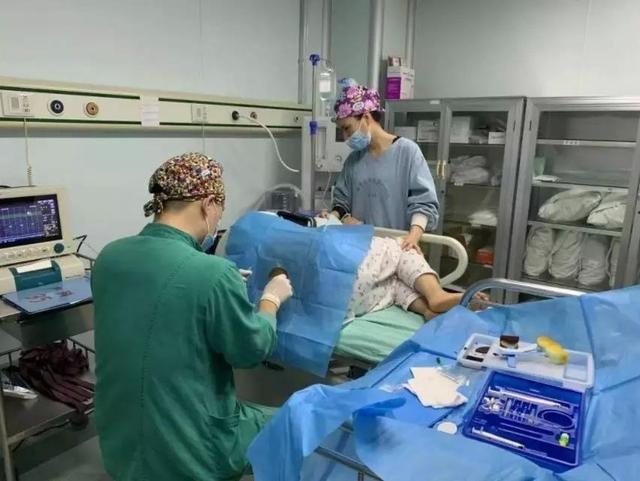 超级宝妈▲顺产时解决“生理需求”，产妇羞红了脸，医生却连连称赞