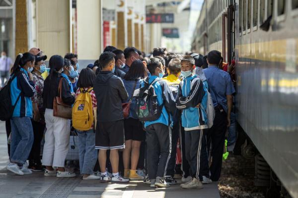 在成昆铁路尼波站,学生们乘坐5633次列车前往学校(4月11日摄).