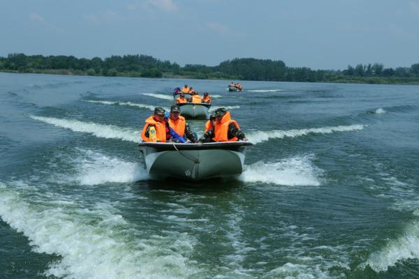 武警官兵驾驶冲锋舟上演"水上芭蕾"