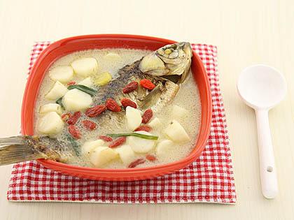 美食分享:鱼汤炖双白,枸杞淮山鲫鱼汤,莲子木耳粥的简单做法