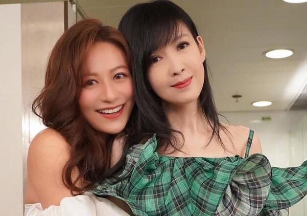 3月30日,周慧敏在社交平台晒出一组与好友合照,她身穿绿色格子吊带裙