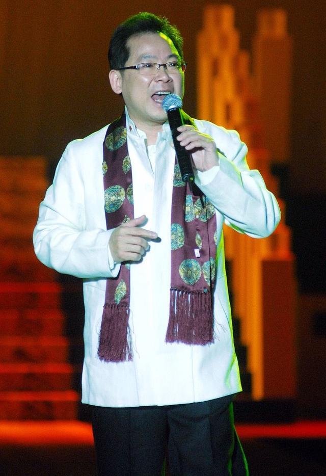 张明敏28岁一夜爆红后为爱国不惜倾家荡产风光背后有眼泪