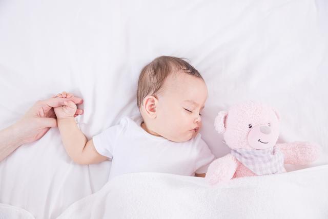 [你的育儿经]宝宝白天哄睡难、小觉短，一些现实因素被忽视，用对方法巧改善