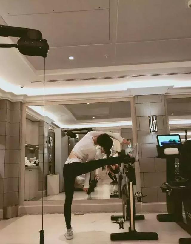 时尚迪科:40岁秦岚瘦而不柴,健身照上腰身亮了,秦岚:过了三十五真的会