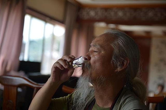 中国人不仅喜欢喝白酒,近两年还流行起了"喝老酒",因为人们经常说老酒