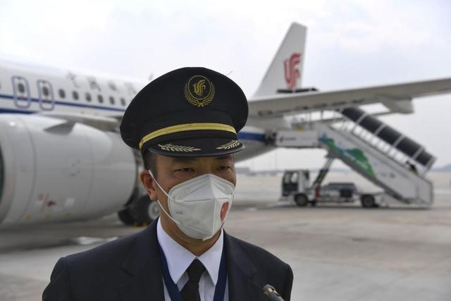 与众多乘客的感受有所不同,执行此次飞行任务的国航机长