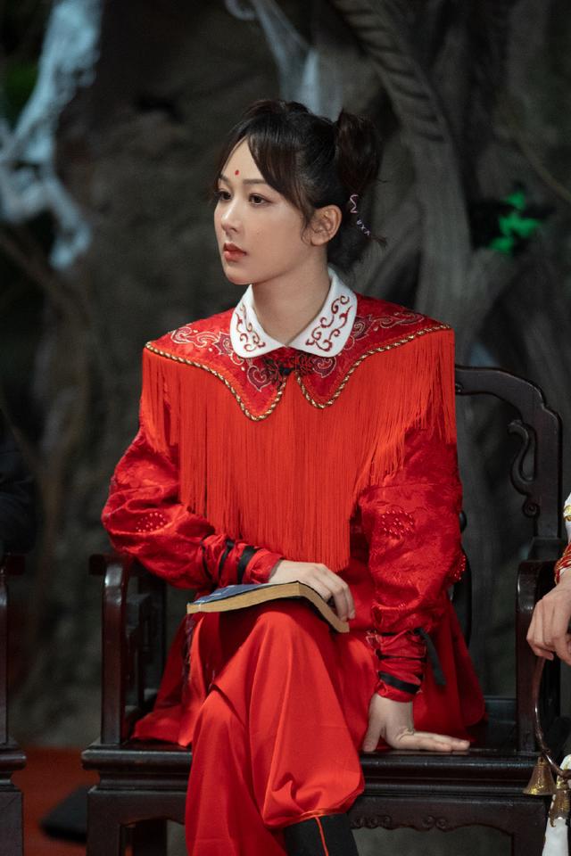 杨紫cos红孩儿灵气十足 手拿红缨枪很俏皮