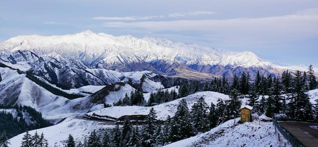 甘肃肃南:夏日雪降祁连山 五月飞雪引游客