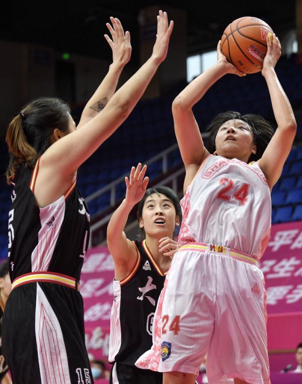 山东西王队球员刘淑青(左)在比赛中突破.