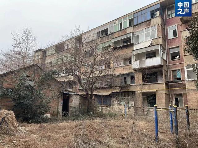 老旧小区维修改造反而变危房!居民回迁为何遥遥无期?