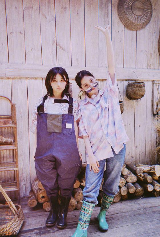 欧阳娜娜张子枫合体封面照曝光 亲密无间友谊万岁