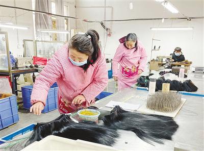 新春走基层假发赚真钞织就好生活