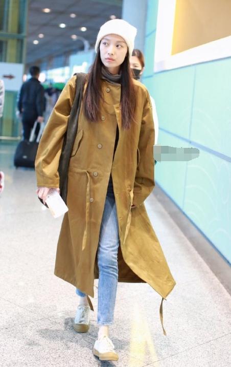 『时尚探究社』倪妮近期可真潇洒,一袭棕色大衣包裹全身,霸气且不失