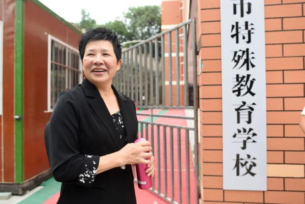 9月10日,蒋春凌在诸暨市特殊教育学校门口