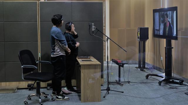 在青海民族语影视译制中心,配音演员正在用藏语为《大江大河2》配音