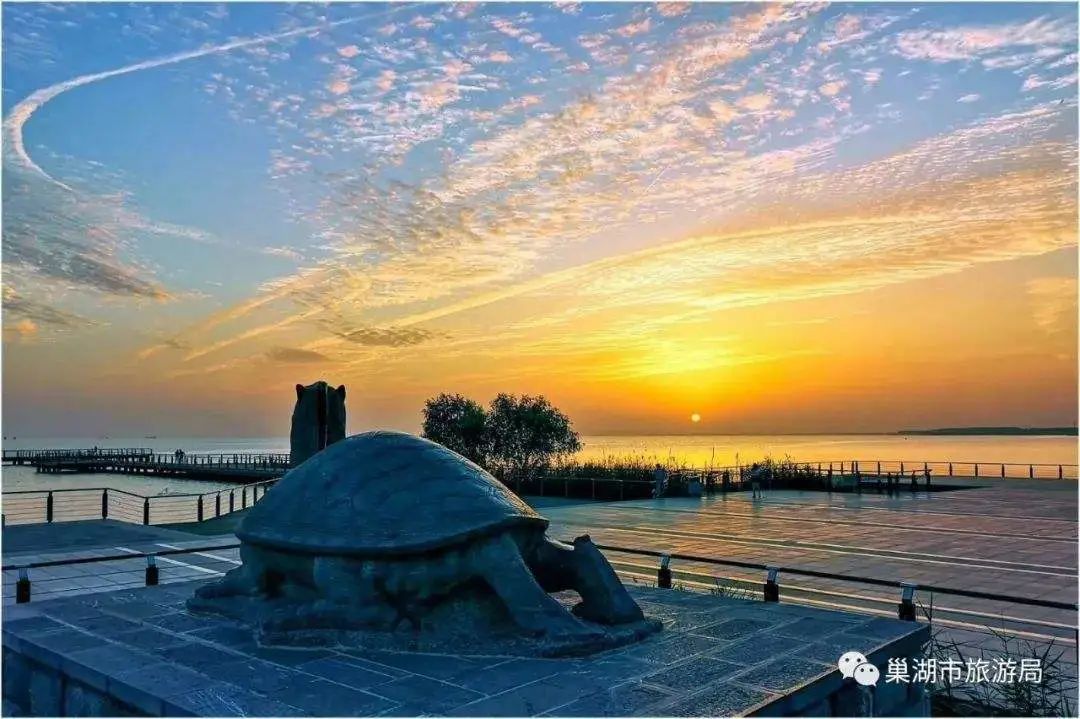 巢湖 巢湖位于安徽省腹心部位, 这里清澈水面, 太湖 太湖给人一种