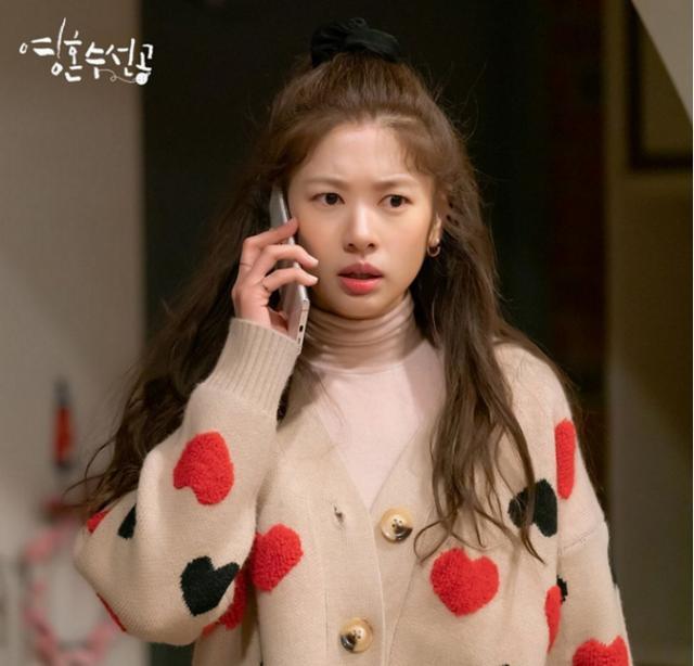 时尚探究社郑素敏新剧《灵魂维修工》预告剧照,剧中穿搭蛮可爱的,清纯