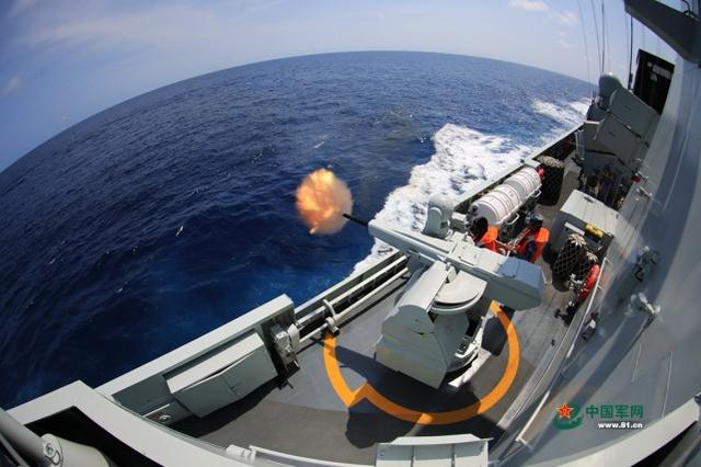 宿迁舰副炮射击.蔡盛秋 摄