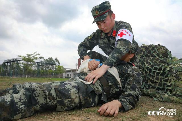 对"伤员"进行包扎.