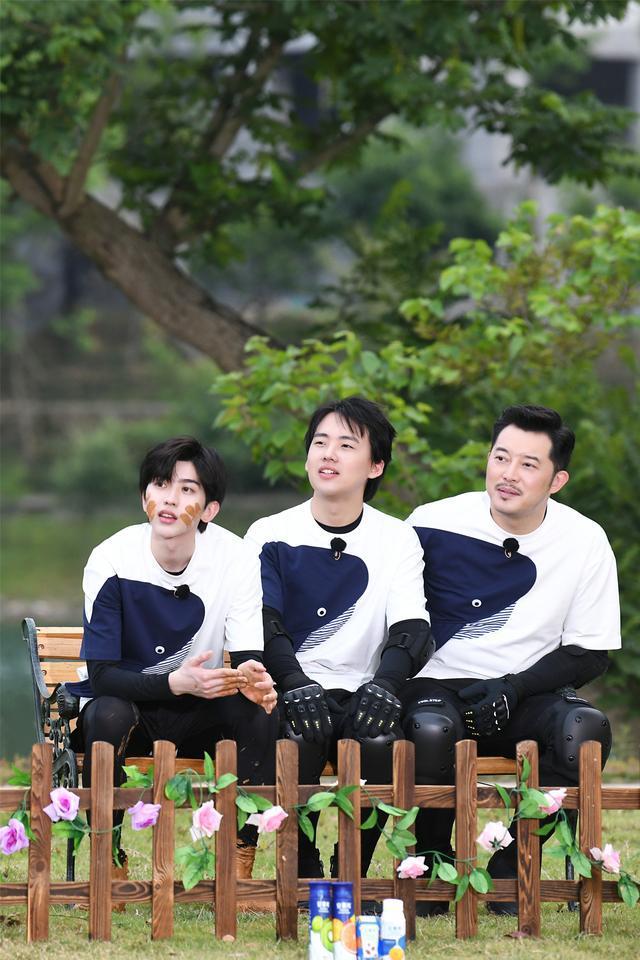 《奔跑吧》回蔡徐坤老家春游 泥潭大战升级"泥潭跷跷板"