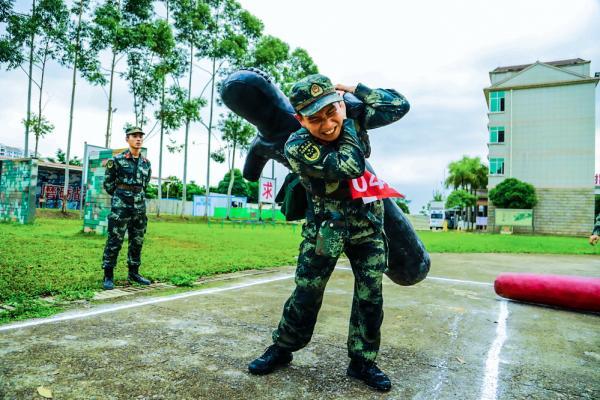 背摔沙人.(梁力 张轩)